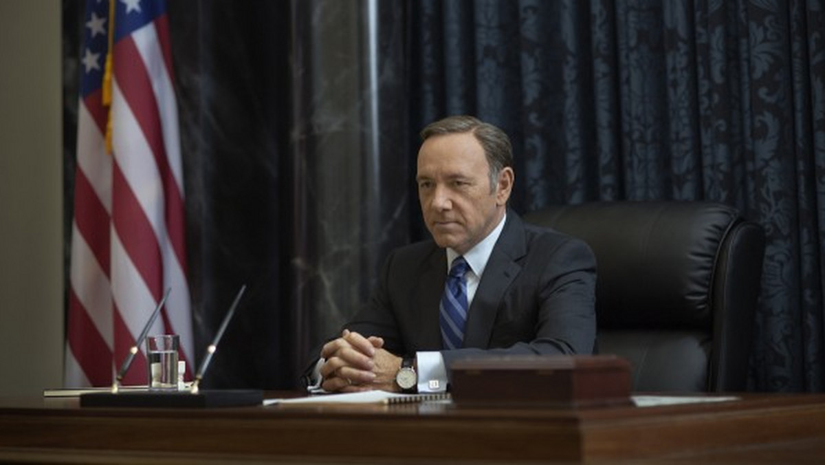 Netflix jest już dostępny w Polsce, ale ze względu na umowy dystrybucyjne rodzima wersja słynnej platformy VoD nie oferuje serialu "House of Cards". Fani Franka Underwooda mogą natomiast zaopatrzyć się w wydanie DVD trzeciego sezonu, które niedawno trafiło do sklepów.