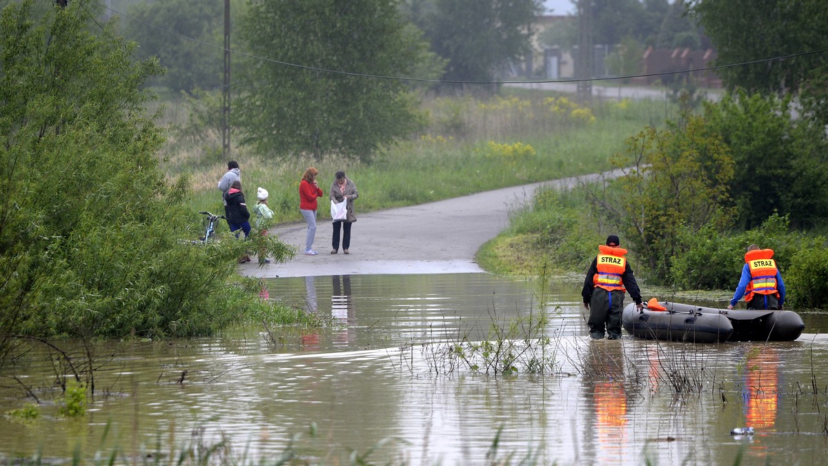 W sandomierskim Koćmierzowie, na wale odbudowanym po ostatniej powodzi zakończyły się prace wzmacniające to obwałowanie. W mieście dobiegają końca przygotowania do przyjęcia fali kulminacyjnej na Wiśle, która spodziewana jest około godziny 23. Sama fala powinna być jednak niższa o ok. 130 cm niż poziom wałów. Strażacy apelują do mieszkańców powiatu, aby - ze względów bezpieczeństwa - nie wchodzili na wały przeciwpowodziowe. We Wrocławiu poziom Odry nie przekroczy stanu alarmowego – prognozuje IMGW. Na niedzielę i poniedziałek Instytut zapowiada burzową pogodę.