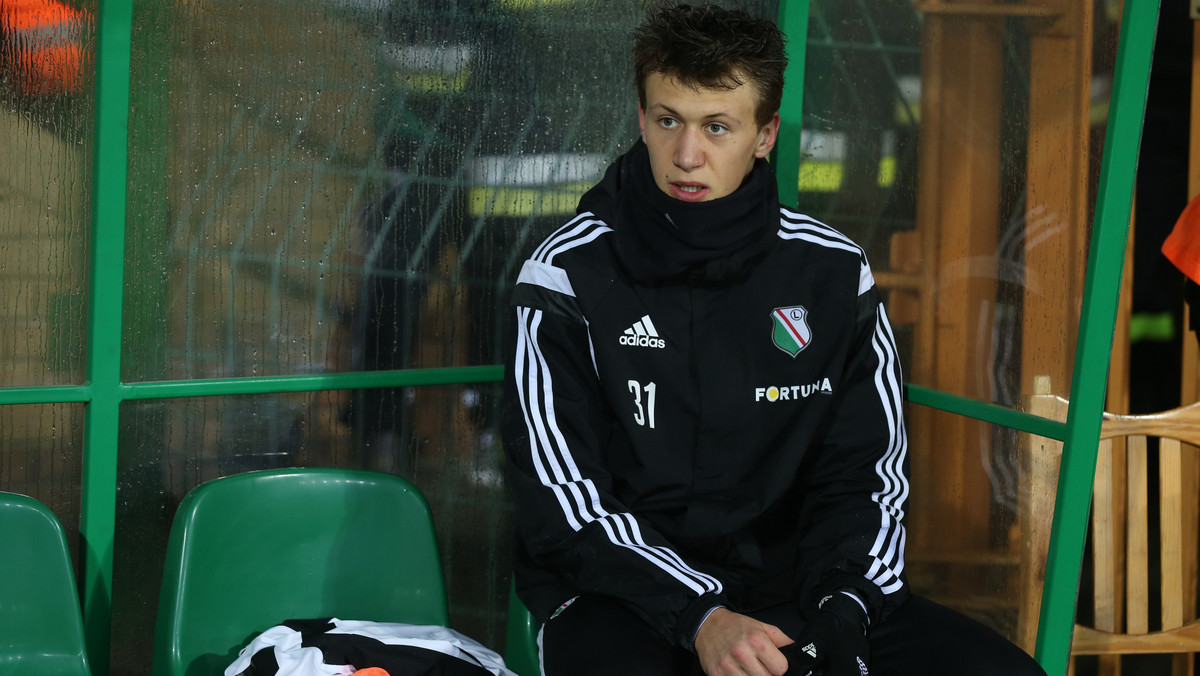 Krystian Bielik na razie nie przejdzie do Arsenalu Londyn. Legia Warszawa odrzuciła ofertę Kanonierów za młodego zawodnika - donosi Sky Sports.