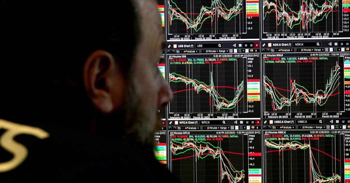 Here are the top recession indicators economic forecasters are watching ...