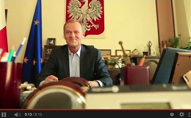 Tusk śpiewa "Hey Jude", Migalski puszcza oko do palaczy. WIDEO