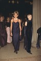 Diana hercegné (1996): A MET-gála vendéglistáján ritkán szerepelnek a királyi család tagjai, éppen ezért volt különösen emlékezetes Diana hercegné megjelenése 1996-ban. A később ikonikussá vált eseményre egy sötétkék, csipkés részletekkel díszített Dior selyemruhát viselt. A darabot a fiatal John Galliano tervezte, aki ekkoriban még kevésbé volt ismert. Az elegáns, mégis merész választás tökéletesen tükrözte Diana kifinomult, ugyanakkor határozott stílusát, amely a kilencvenes években egyre inkább az avantgárd divattervezők irányába nyitott.