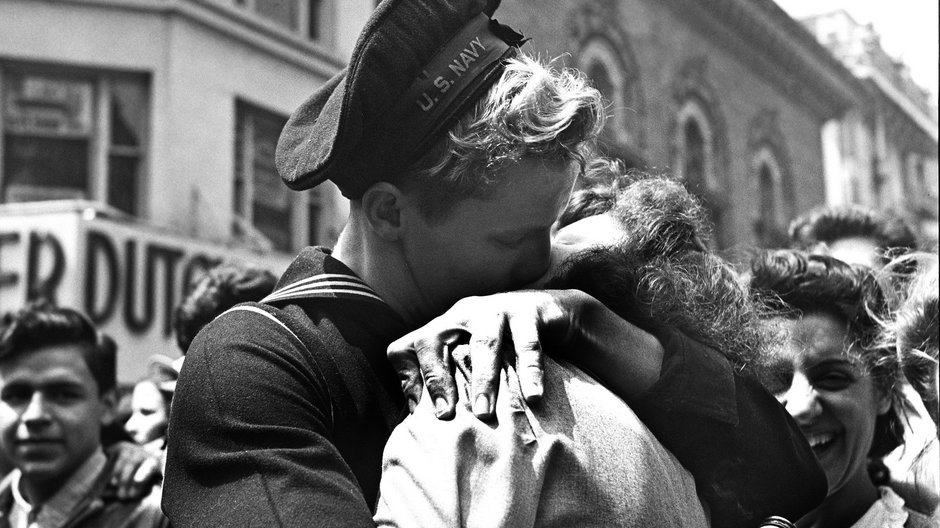 "Kissing the War Goodbye" z 1945 r. Po latach udało się ustalić, kto był na słynnej fotografii