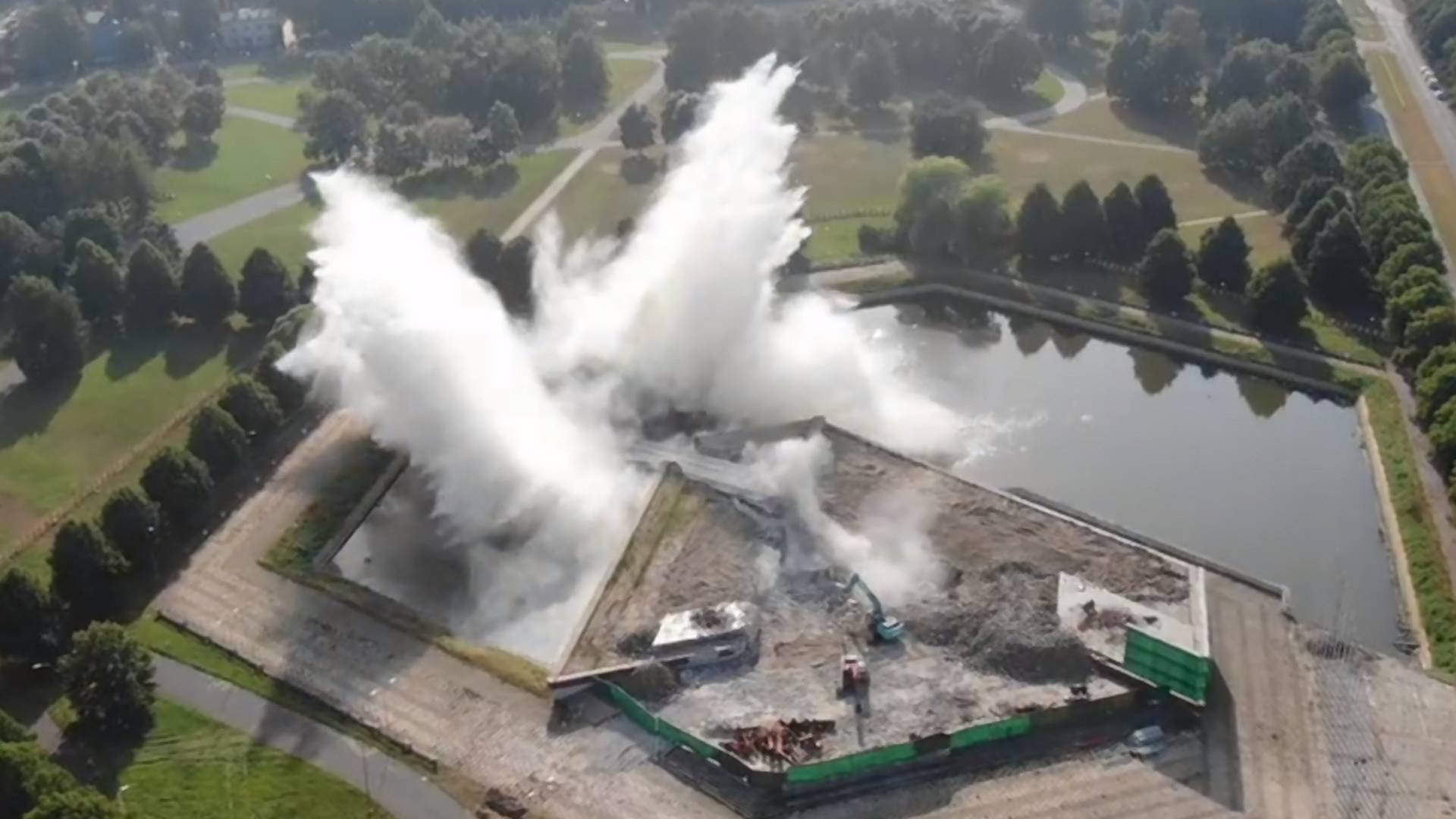 Gigantyczny pomnik runął do wody. Łotwa usuwa pamiątki po Sowietach