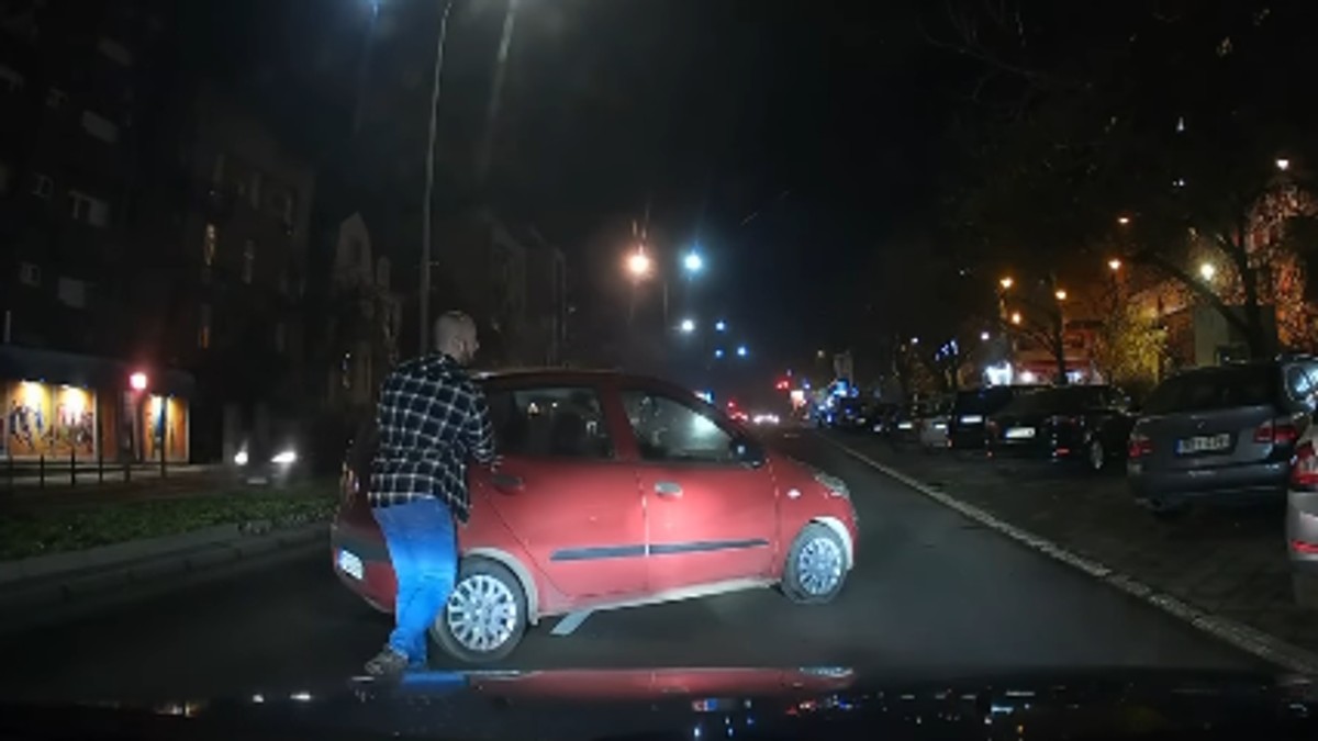 Automobil se samostalno udaljio sa parkinga na Južnom bulevaru