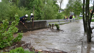 Trudna sytuacja pogodowa. 800 interwencji, 49 osób ewakuowanych