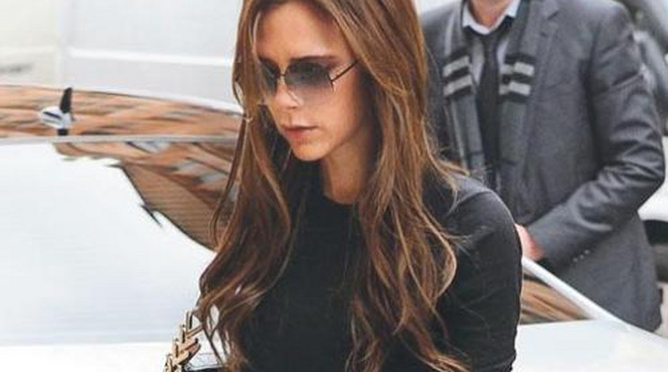 Megint a tűsarkára állt Victoria Beckham