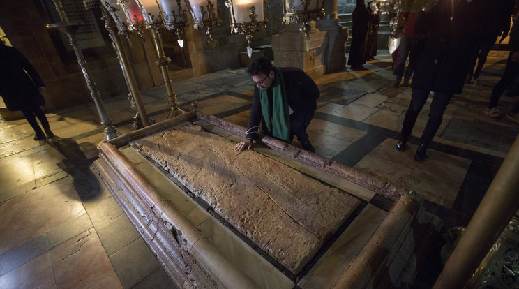 A Szent Sír-templom
a hagyomány szerint
a Golgotára épült, azaz
Jézus keresztre feszítésének és feltámadásának 
helyét, valamint a sírját
is magában foglalja /Fotó: MTI