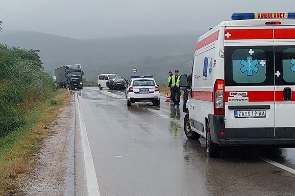 TEŽAK SUDAR U ČAČKU! Povređeno troje tinejdžera, delovi vozila razbacani svuda po putu
