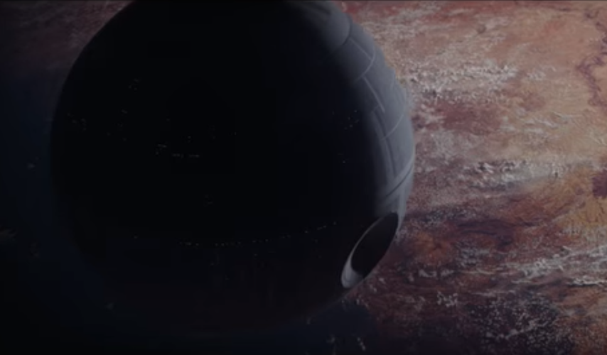 Można powiedzieć, że twórcy Gwiezdnych Wojen skapitulowali. Oto bowiem Łotr 1 nie jest opowieścią, którą chronologicznie dokładamy do którejkolwiek z ujawnionych części. To opowieść ze świata Gwiezdnych Wojen. Oznacza to, że oprócz historii zasadniczej będziemy mieli filmy, które będą przedstawiały wątki i elementy życia, których do tej pory nie znaliśmy, albo w i tak długich filmach nie można było ich przedstawić. Fani zacierają ręce, reszta... będzie mieć dobrą rozrywkę.