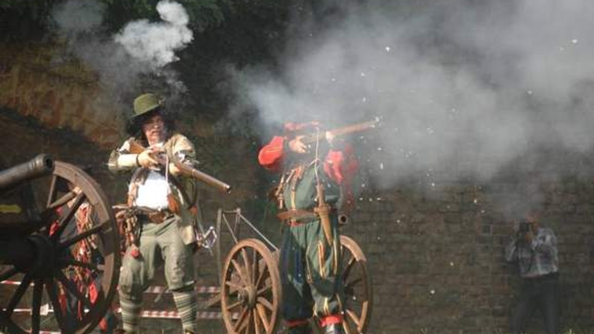 Ciekawe widowisko czeka kostrzynian w najbliższą sobotę. Na Stare Miasto dotrą grupy rekonstrukcji historycznych, które od kilku dni obozują w Forcie Gorgast po niemieckiej stronie Odry.