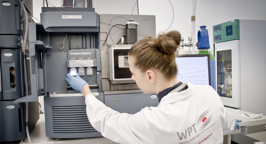 W ofercie są m.in. specjalistyczne szkolenia laboratoryjne, np. z analityki chemicznej, chromatografii czy systemów jakości i bezpieczeństwa żywności. 