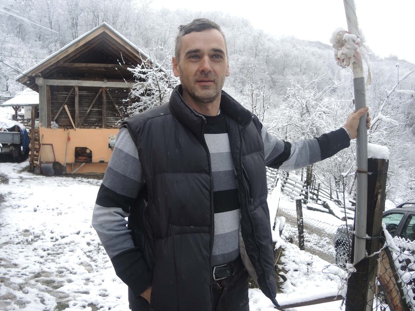 Vule je majstor za preporkivanje krovova, a sa posla dovlači crep i šut da bi krpio seoski put