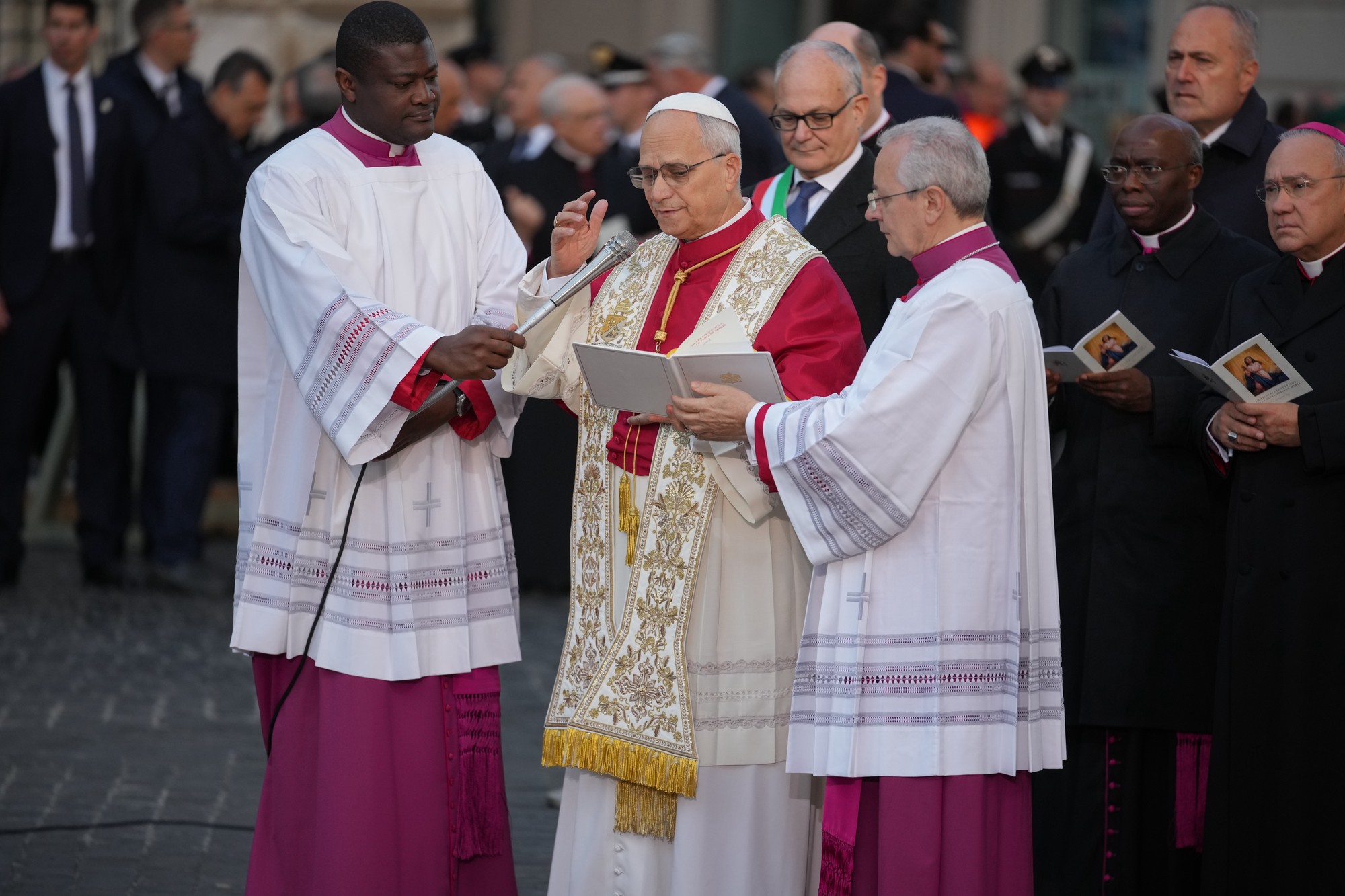 Pápež Lev XIV. položil veniec k stĺpu sochy Nepoškvrneného počatia Panny Márie na Španielskom námestí v Ríme.