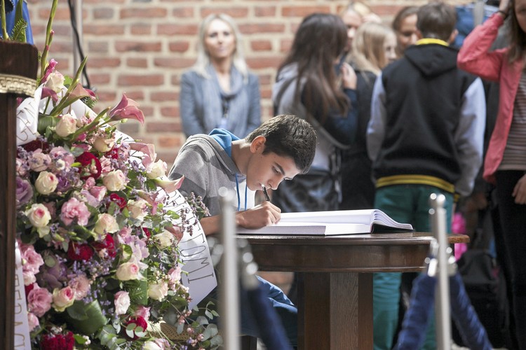 Urna z prochami Slawomira Mrozka i ksiega kondolencyjna wystawiona w dniu uroczystosci pogrzebowej dramatopisarza