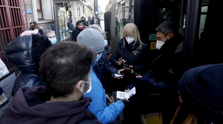Rendőröknek mutatják be az utasok a koronavírus elleni oltás felvételét igazoló QR-kódot a milánói Lanza metróállomáson 2021. december 6-án. Olaszországban december 6-tól az oltottsághoz kötik a tömegközlekedési eszközök használatát, a kulturális és sportlétesítményekbe történő belépést, valamint a vendéglátóhelyek és a szállodák látogatását.  Az országos korlátozások január 15-ig lesznek érvényben. / Fotó: MTI/EPA-ANSA/Mourad Balti Touati