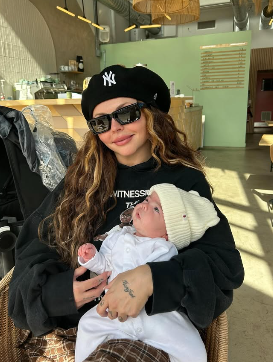 Speváčka Jesy Nelson.