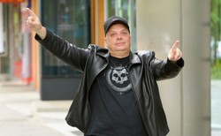 Cyrwus ze Skibą zadrwią z biskupów w nowym serialu "Ekler"