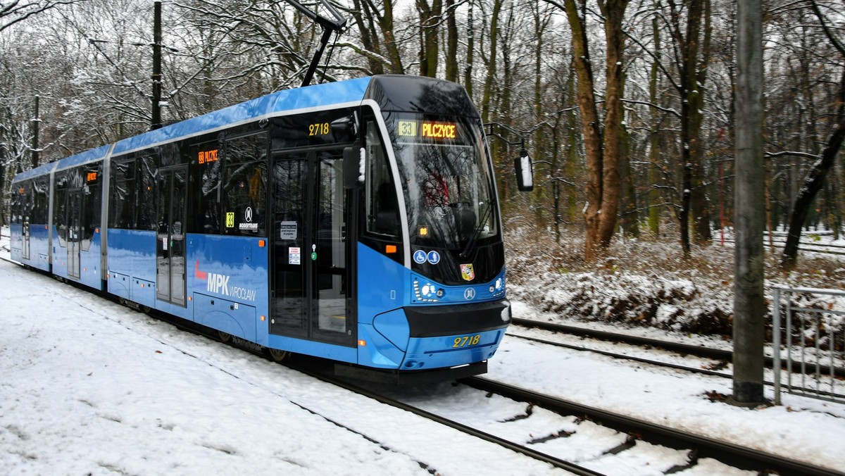 Awaria sieci zasilania spowodowała komunikacyjny paraliż we Wrocławiu, opóźnienia na 16 liniach tramwajowych [Źródło: Onet]