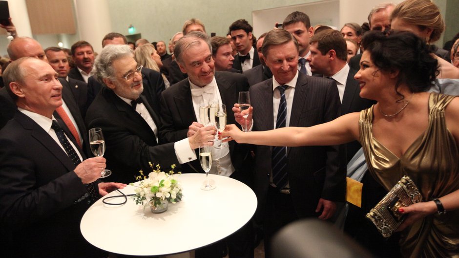 Prezydent Rosji Władimir Putin, śpiewak Placido Domingo, dyrygent Walerij Giergijew, szef administracji prezydenckiej Sergiej Iwanow i śpiewaczka Anna Netrebko uczestniczą w otwarciu nowego Teatru Maryjskiego w Sankt Petersburgu, 2 maja 2013 r.