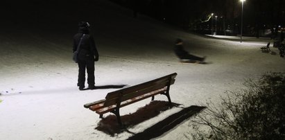 Tragiczny wypadek na sankach. Usunięto już ławkę i betonowy kosz na śmieci