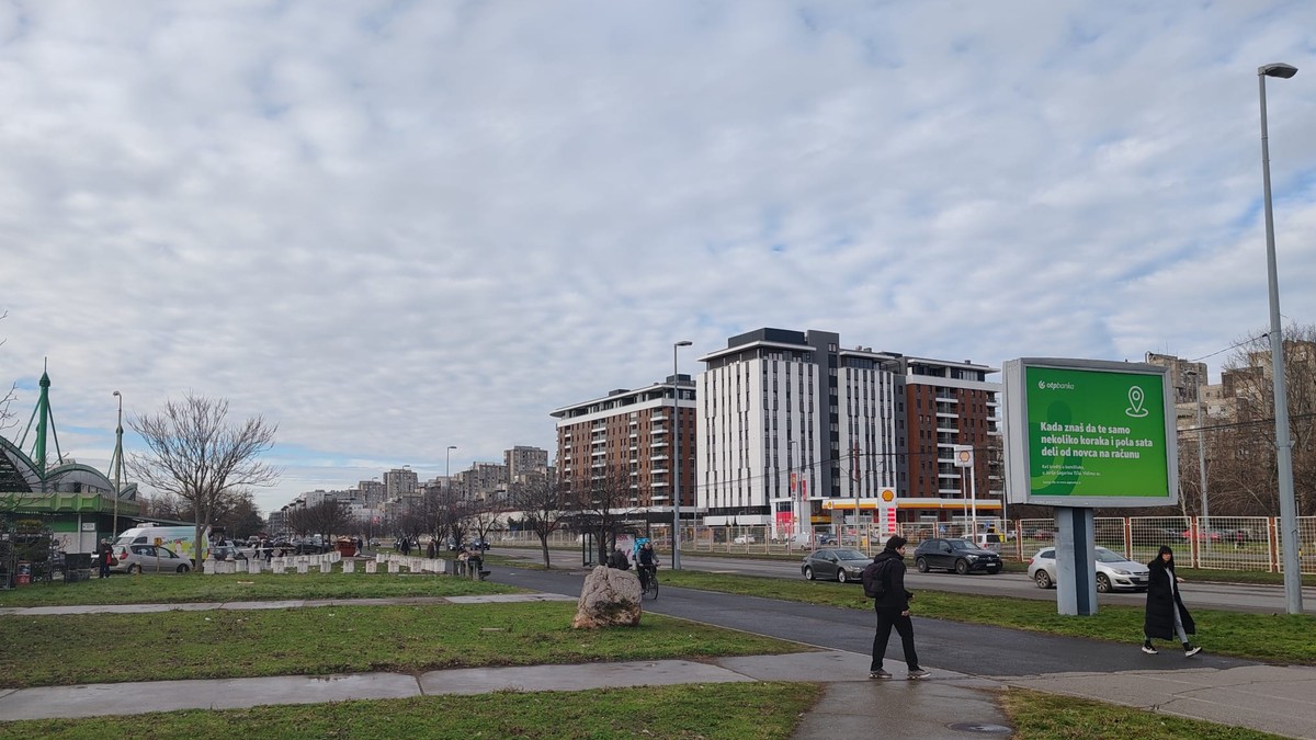 Misteriozni kamen u Bloku 44 na Novom Beogradu