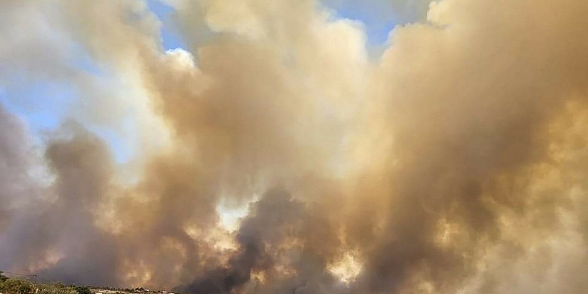 Chmury dymu z pożarów na greckiej wyspie Rodos