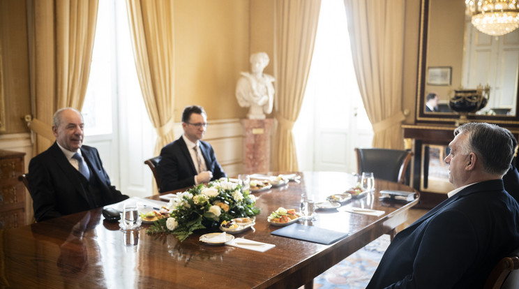 A Miniszterelnöki Sajtóiroda által közreadott képen Orbán Viktor miniszterelnök (j) Sulyok Tamás köztársasági elnökkel (b) egyeztet a Sándor-palotában 2024. március 6-án / Fotó:  MTI/Miniszterelnöki Sajtóiroda/Benko Vivien Cher