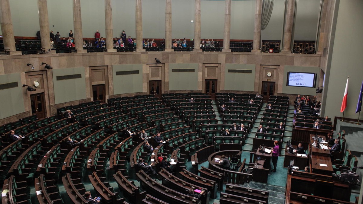 Debata budżetowa bardzo dobrze służy rentowności polskich obligacji, które spadły na historyczne minima - poinformował w poniedziałek w Sejmie wiceminister finansów Wojciech Kowalczyk. Dodał, że 10-letnie obligacje są na poziomie 3,85 proc.