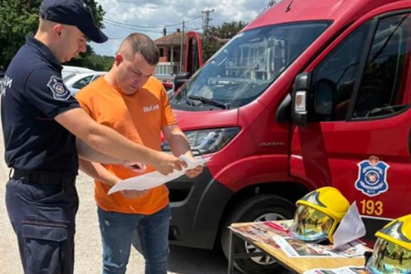 (FOTO) Vatrogasci-spasioci razgovarali sa građanima Topličkog okruga: "Ne palite travu, nisko rastinje i požar odmah prijavite"