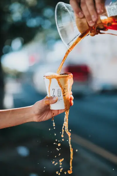 &quot;Dzbanki&quot; mogą przytłoczyć &quot;filiżanki&quot; ilością swoich emocji i uczuć Fot. Tyler Nix on Unsplash