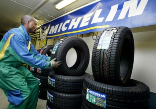Producent opon Michelin ostrożnie kroczy przez recesję