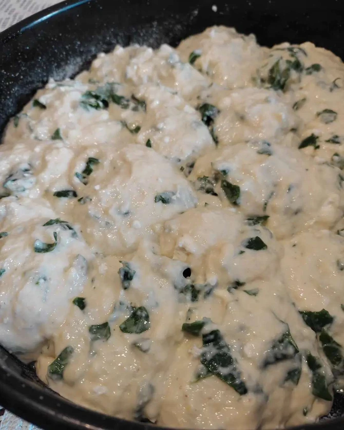 Baranica je mekša od uštipaka, a služi se topla, najčešće prelivena jogurtom ili kiselim mlekom