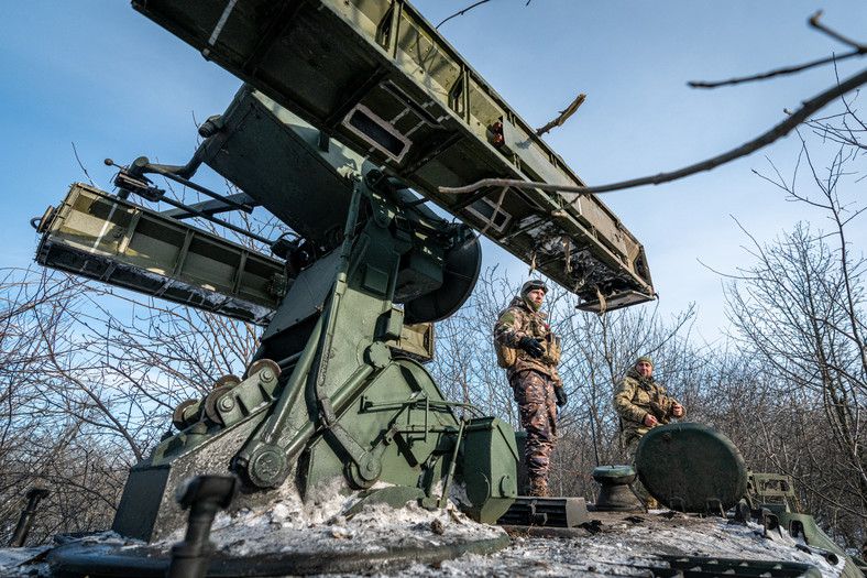 Ukraińscy żołnierze oraz działo przeciwlotnicze na linii frontu w pobliżu Bachmutu w obwodzie donieckim, 13 stycznia 2024 r.