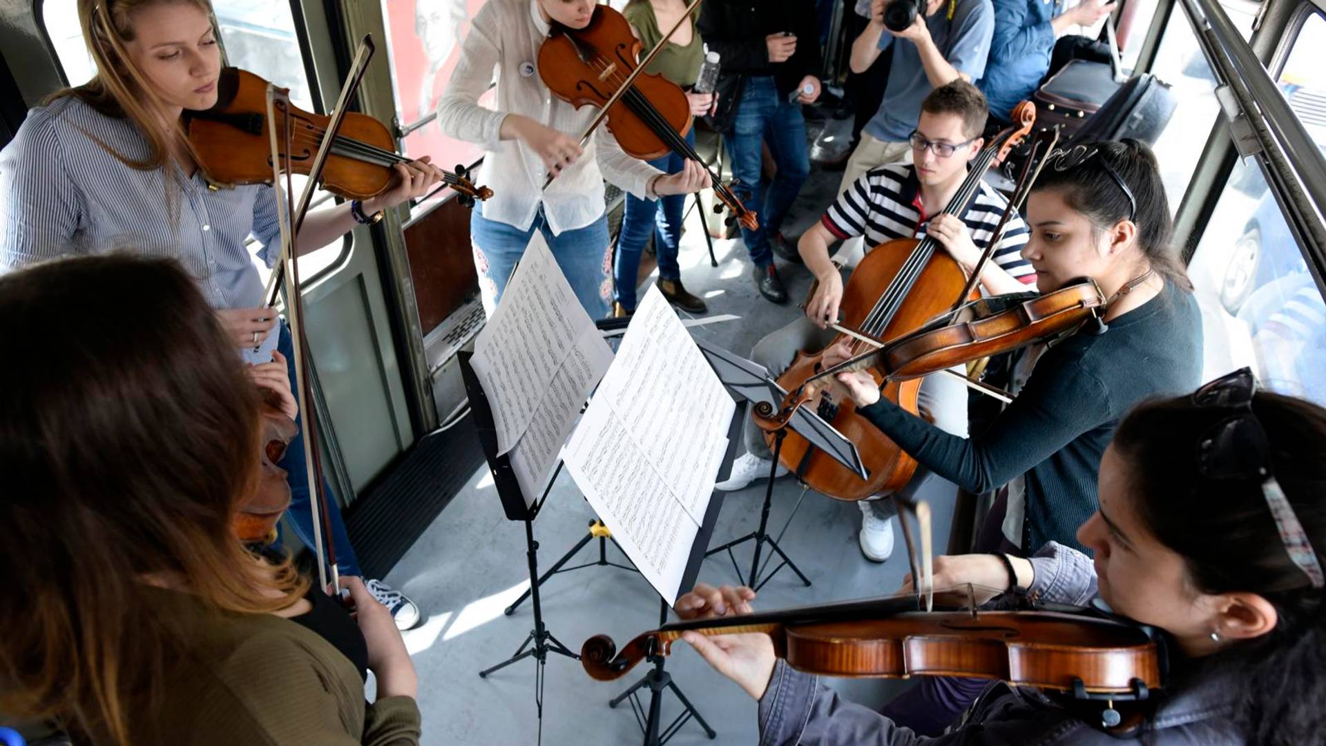 Kad orkestar zasvira Mocarta u BG tramvaju