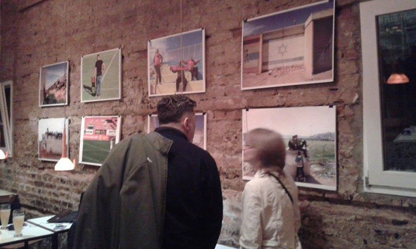 Posetioci razgledaju slike o spoju dva naroda kroz fudbal