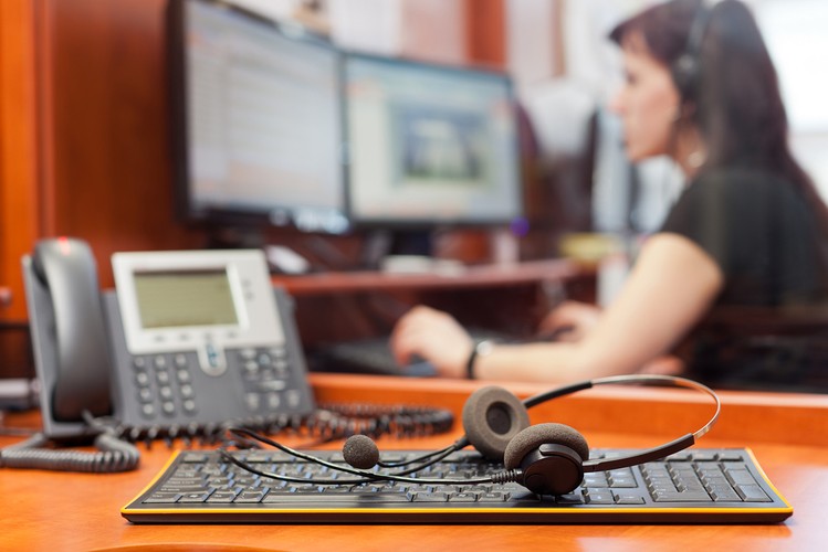 Jesteśmy ostatnim pokoleniem, które korzysta z telefonii stacjonarnej. W 2010 roku zaledwie w 26 procentach amerykańskich domów znajdował się telefon. Z kolei w Polsce, tylko w latach 2004-2009 liczba stacjonarnych linii telefonicznych spadła o 26,5 procent. Tradycyjne telefony wypierane są zarówno przez telefonię komórkową, jak również internet, który oferuje dostęp do komunikatorów VOIP, takich jak choćby popularny Skype.
<br><br>
Dziś, stacjonarne telefony są przede wszystkim domeną dużych przedsiębiorstw oraz instytucji państwowych. Postępujący rozwój technologiczny i cyfryzacja w brutalny sposób rozprawią się jednak z tradycyjnymi „słuchawkami”. Utrzymywanie stacjonarnych linii telefonicznych w erze internetu, telefonii satelitarnej i smartfonów staje się zwyczajnie nieopłacalne.