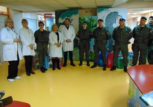 Niška žandarmerija, podela paketića 