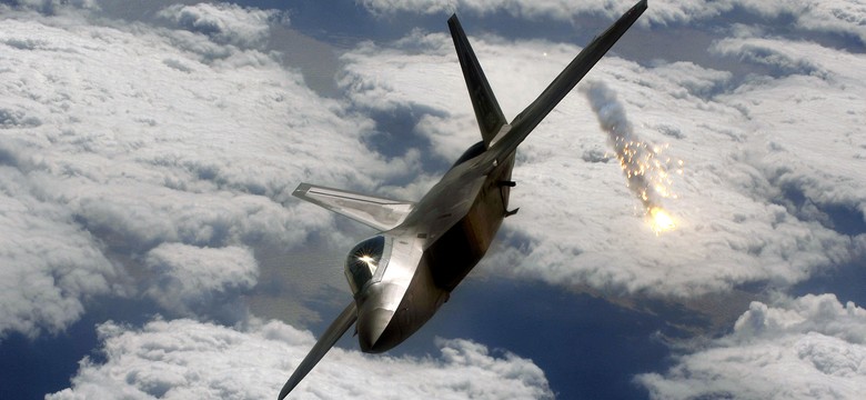 Tajemniczy obiekt nad Alaską. Do akcji ruszył amerykański F-22, odpalił rakietę...