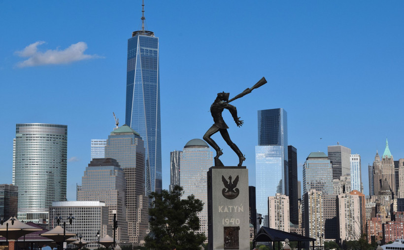 Pomnik Katyński jest usytuowany w Jersey City, w stanie New Jersey, na placu Exchange Place. Amerykanie polskiego pochodzenia z New Jersey i Nowego Jorku wybrali go na miejsce manifestacji w rocznicę zbrodni katyńskiej, a ostatnio także katastrofy smoleńskiej.