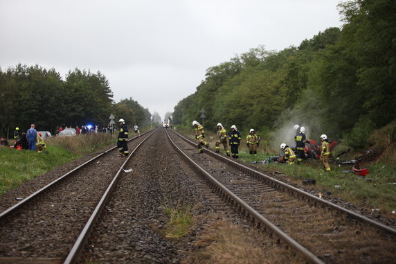 Wypadek na przejeździe kolejowym. Auto wjechało wprost pod pociąg