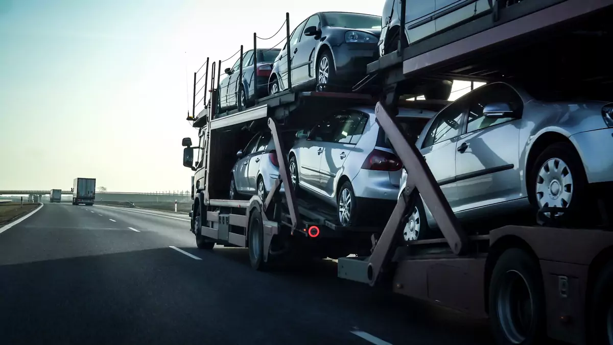 Auta używane w Niemczech są wciąż rekordowo drogie – do Polski trafiają głównie te "drugiego gatunku", czyli starsze lub uszkodzone. 