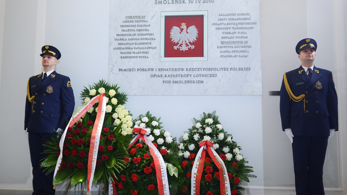 W przeddzień 7. rocznicy katastrofy smoleńskiej Kancelaria Sejmu opublikowała na Twitterze film upamiętniający posłów, którzy zginęli 10 kwietnia 2010 r. Film składa się z archiwalnych zdjęć i fragmentów nagrań z posiedzeń Sejmu.
