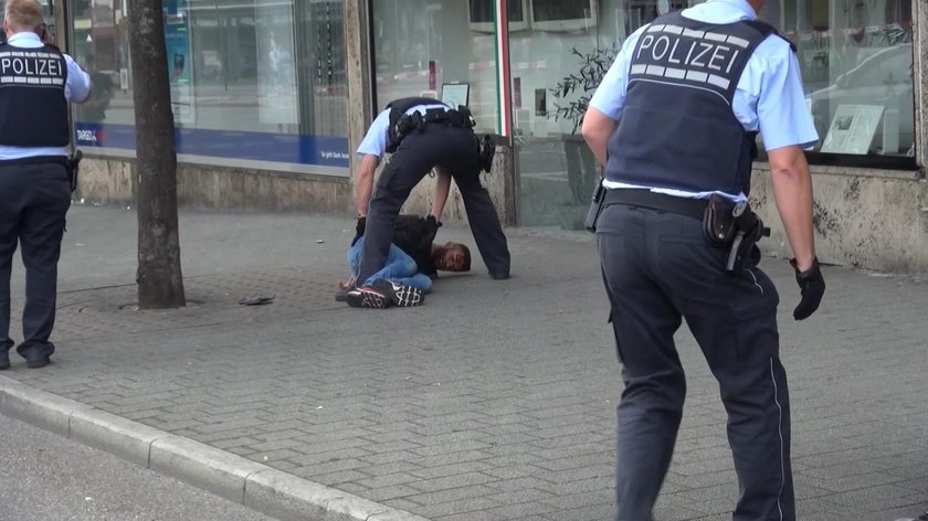 Niemieccy policjanci aresztują mordercę Polki