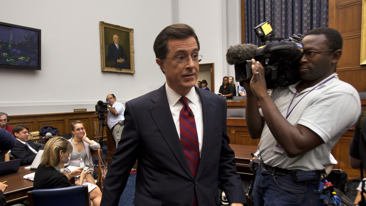 Popularny amerykański satyryk Stephen Colbert wystąpił przed komisją Kongresu jako świadek na przesłuchaniu w sprawie nielegalnej imigracji, zaproszony przez demokratycznych kongresmanów popierających prawa imigrantów.