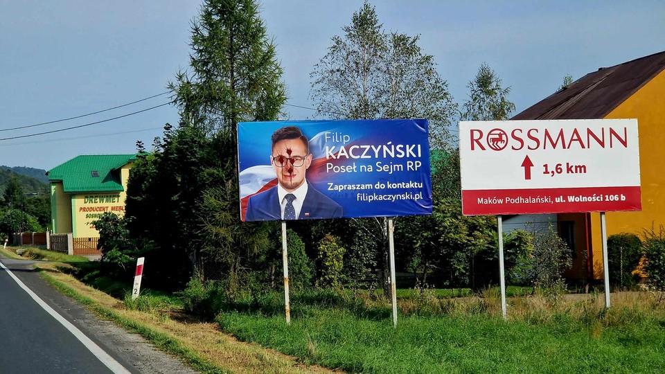 Zniszczone plakaty wyborcze PiS w Makowie Podhalańskim