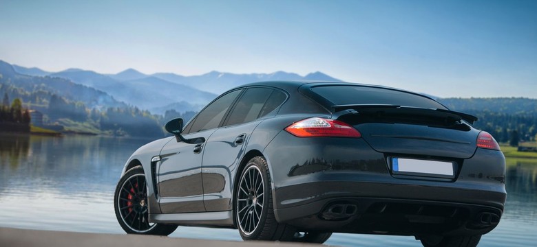 Utopił Porsche w jeziorze. Wydostał się z auta w ostatniej chwili [WIDEO]