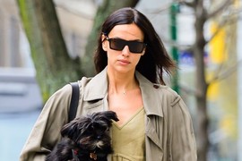 Irina Šajk nosi NAJMODERNIJI PROLEĆNI MANTIL koji u Srbiji možete naći već za 4.000 dinara: Sa ovakvim komadom je nemoguće omanuti, kupite ga jednom, a nosite zauvek!