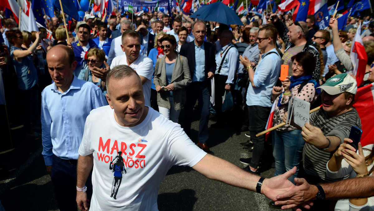 Organizowany przez PO "Marsz Wolności" z udziałem środowisk opozycyjnych - PSL, Nowoczesnej, ZNP i samorządowców przeszedł z Placu Bankowego na Plac Konstytucji. - Idziemy tym marszem do wolności, do wygranych wyborów - mówił podczas rozpoczęcia demonstracji szef PO Grzegorz Schetyna. Zdaniem Ratusza w przemarszu brało udział nawet 90 tys. osób, policja informuje o 12 tysiącach.