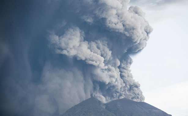 Erupcja wulkanu w turystycznym raju. Tysiące ludzi uwięzionych na zamkniętym lotnisku na Bali